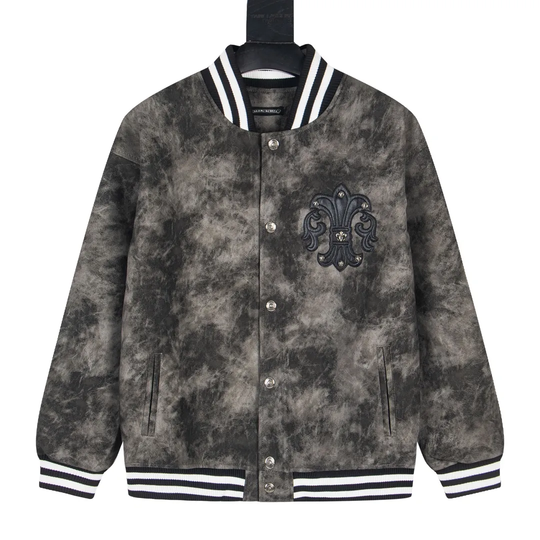 P380 Model No. Y626 Chromehearts/Chromehearts full leather spliced ​​baseball jacket. Channel boutique. The most popular baseball jacket for trendy men and trendy women. There are versions at all levels in the market (you must compare the details). The most powerful quality control has been producing and researching baseball uniforms for 7 years. The details are exquisite. With it, you are the most beautiful boy in the world. The paint-coated full-face four-button buckle (button with LOGO), the average weight of the fabric is nearly 900 grams, and it is made of wool + eyeliner blended, custom-woven and dyed wool with high color fastness. The lining is made of silky and delicate cupro fiber! The texture is thick, the color is more uniform and beautiful, and the sharp edges and corners are full of three-dimensionality, showing laziness, casualness, and youthful vitality! size：M-XXL